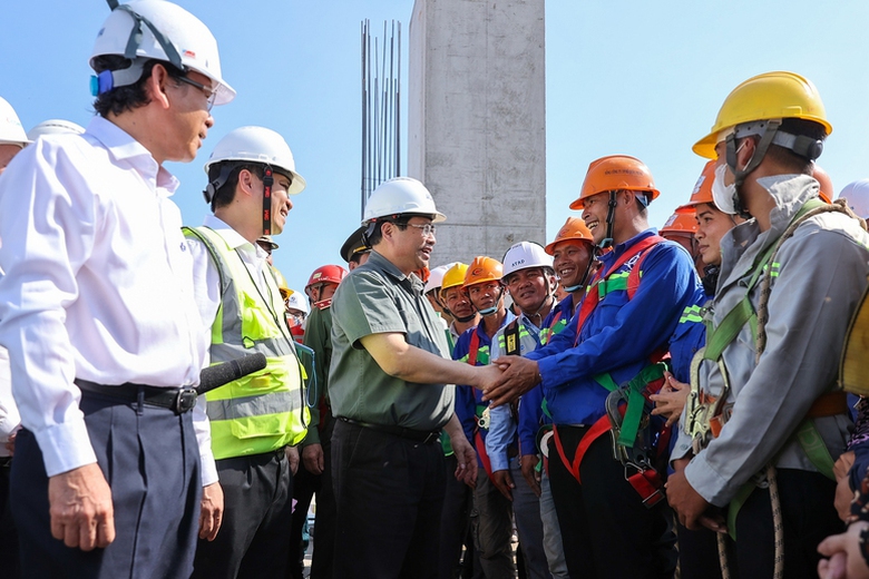 Thủ tướng: Kh&ocirc;ng để người lao động "c&ocirc; đơn tr&ecirc;n c&ocirc;ng trường", thiếu tiền ăn Tết- Ảnh 1.