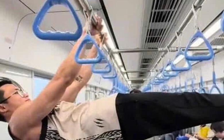 Đề nghị c&ocirc;ng an x&aacute;c minh, xử l&yacute; thanh ni&ecirc;n đu x&agrave; đơn tr&ecirc;n metro số 1