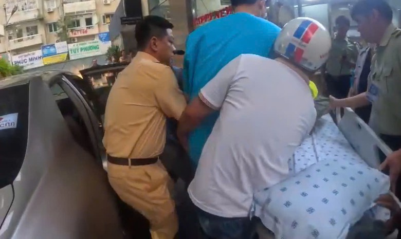 CSGT kịp thời đưa cụ &ocirc;ng bị điện giật đến bệnh viện chiều 27 Tết- Ảnh 1.