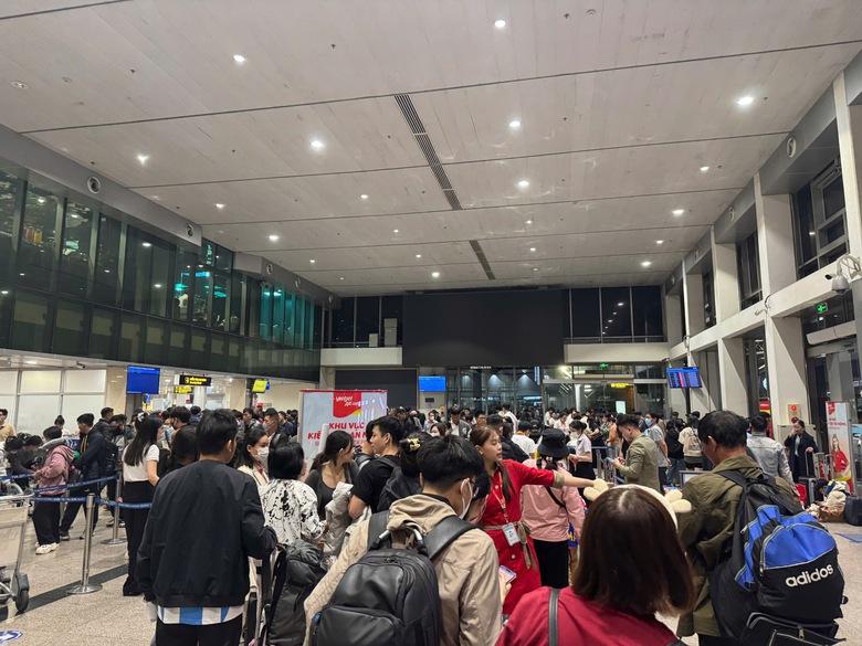 S&acirc;n bay T&acirc;n Sơn Nhất: Huy động thanh ni&ecirc;n hỗ trợ h&agrave;nh kh&aacute;ch ng&agrave;y 27 Tết- Ảnh 2.