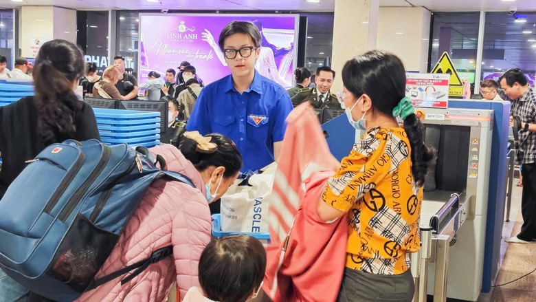 S&acirc;n bay T&acirc;n Sơn Nhất: Huy động thanh ni&ecirc;n hỗ trợ h&agrave;nh kh&aacute;ch ng&agrave;y 27 Tết- Ảnh 3.