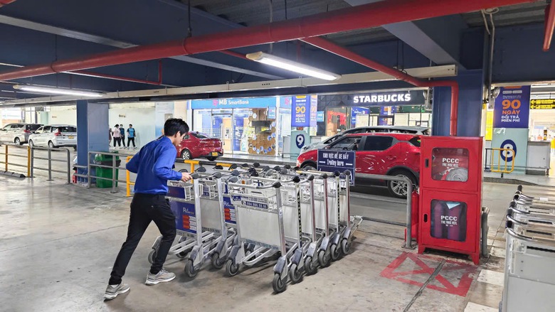 S&acirc;n bay T&acirc;n Sơn Nhất: Huy động thanh ni&ecirc;n hỗ trợ h&agrave;nh kh&aacute;ch ng&agrave;y 27 Tết- Ảnh 6.