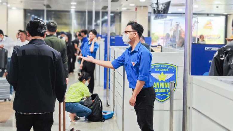 S&acirc;n bay T&acirc;n Sơn Nhất: Huy động thanh ni&ecirc;n hỗ trợ h&agrave;nh kh&aacute;ch ng&agrave;y 27 Tết- Ảnh 5.