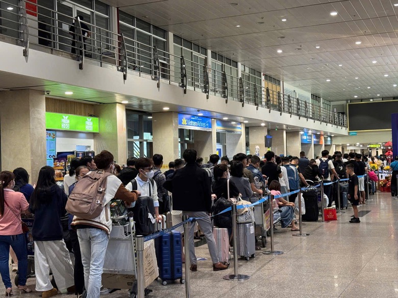 S&acirc;n bay T&acirc;n Sơn Nhất: Huy động thanh ni&ecirc;n hỗ trợ h&agrave;nh kh&aacute;ch ng&agrave;y 27 Tết- Ảnh 8.