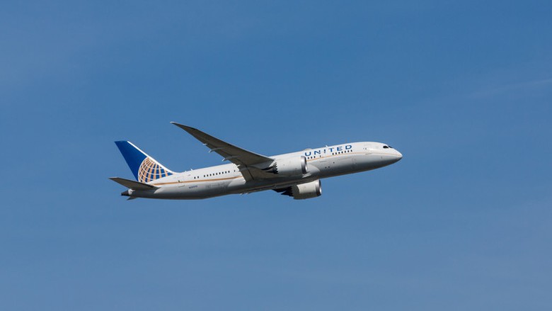 M&aacute;y bay chở kh&aacute;ch của Mỹ gặp sự cố, h&agrave;ng chục người bị thương- Ảnh 1.