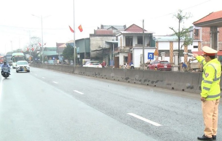 Xe cộ nhộn nhịp tr&ecirc;n quốc lộ 1 v&agrave; cao tốc Cam Lộ - La Sơn qua TP Huế ng&agrave;y gi&aacute;p Tết- Ảnh 14.