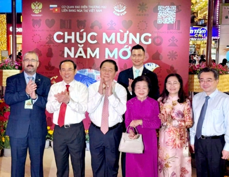 Đường hoa Nguyễn Huệ g&acirc;y ấn tượng với linh vật Rắn c&ocirc;ng phu, đặc sắc- Ảnh 4.