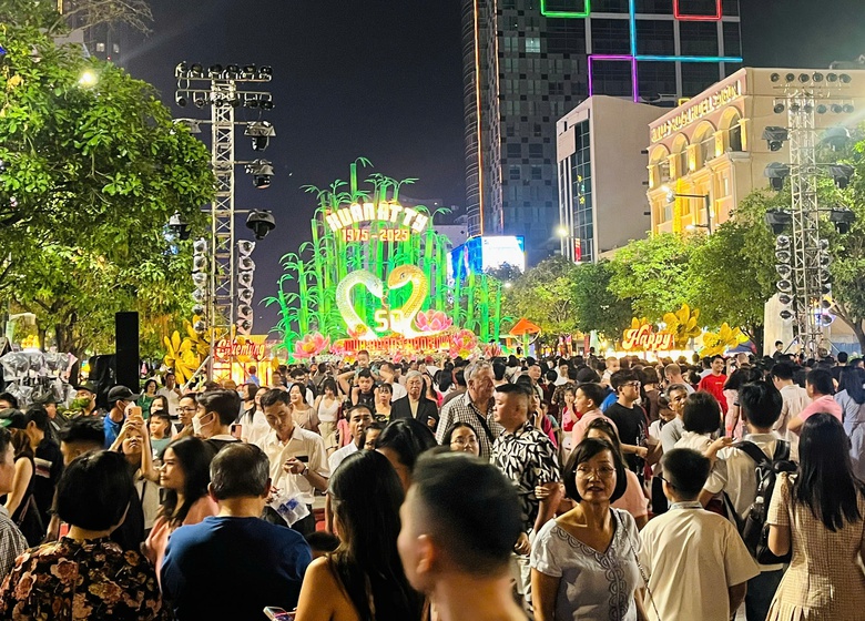 Đường hoa Nguyễn Huệ g&acirc;y ấn tượng với linh vật Rắn c&ocirc;ng phu, đặc sắc- Ảnh 8.