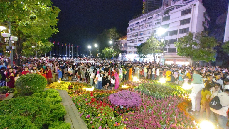 Đường hoa Nguyễn Huệ g&acirc;y ấn tượng với linh vật Rắn c&ocirc;ng phu, đặc sắc- Ảnh 11.