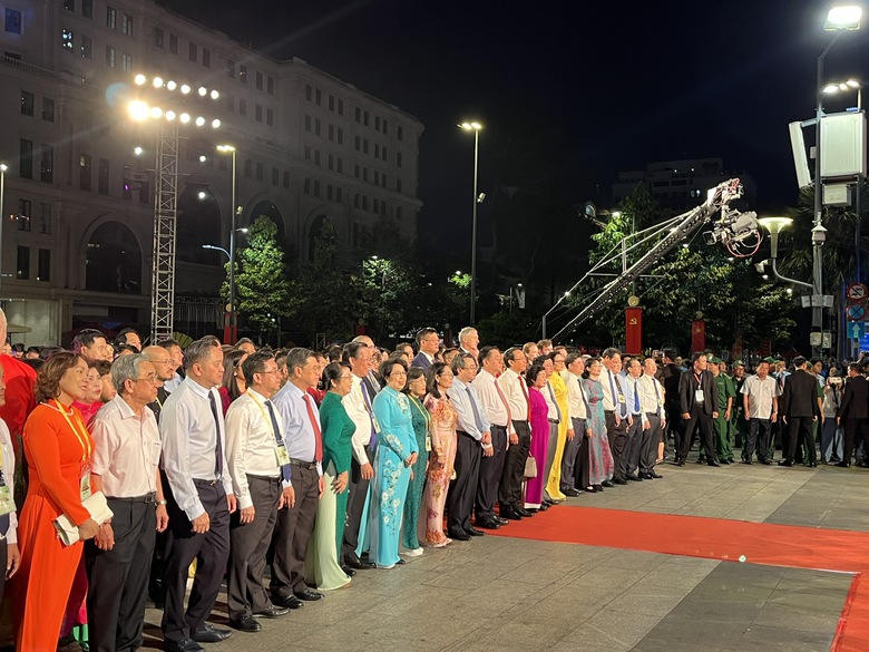 Đường hoa Nguyễn Huệ g&acirc;y ấn tượng với linh vật Rắn c&ocirc;ng phu, đặc sắc- Ảnh 3.