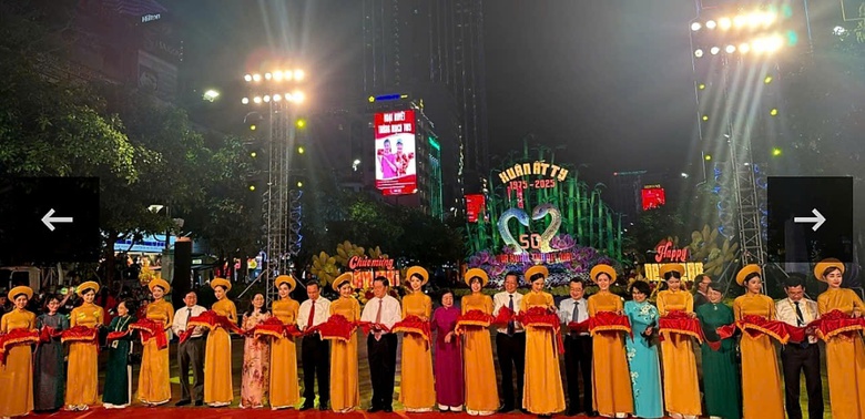 Đường hoa Nguyễn Huệ g&acirc;y ấn tượng với linh vật Rắn c&ocirc;ng phu, đặc sắc- Ảnh 1.