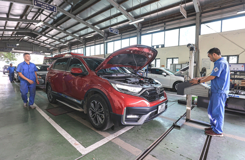 Thay đ&egrave;n chiếu s&aacute;ng ph&iacute;a trước, chủ xe cần lưu &yacute; g&igrave; để tr&aacute;nh bị trượt đăng kiểm?- Ảnh 1.