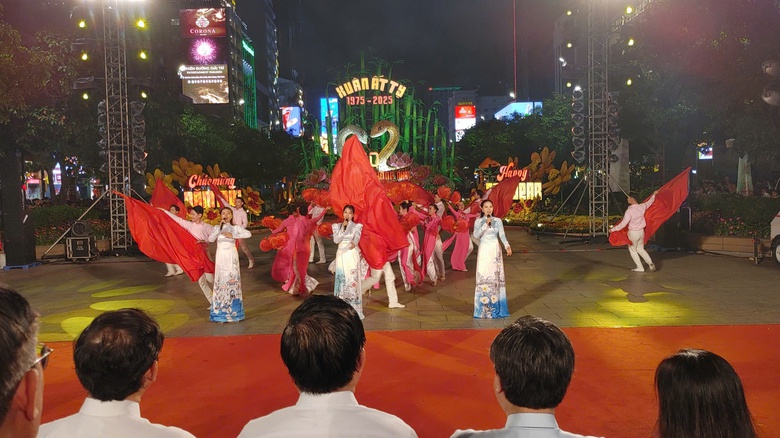 Đường hoa Nguyễn Huệ g&acirc;y ấn tượng với linh vật Rắn c&ocirc;ng phu, đặc sắc- Ảnh 2.