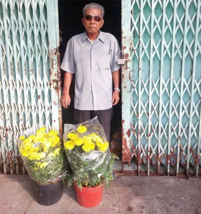 Chiều 29 Tết: L&atilde;nh đạo TP.HCM mua lại hoa của tiểu thương tặng người d&acirc;n kh&oacute; khăn- Ảnh 2.