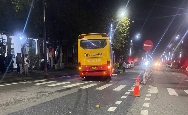 Tai nạn liên hoàn trên quốc lộ 1 qua TP Huế, người đàn ông đi xe máy tử vong- Ảnh 1. Tai nạn liên hoàn trên quốc lộ 1 qua TP Huế, người đàn ông đi xe máy tử vong- Ảnh 1.