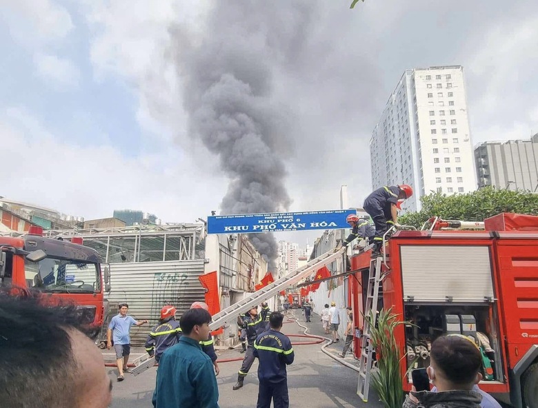 TP.HCM: Lửa thi&ecirc;u rụi 7 căn nh&agrave; tạm ở quận 1- Ảnh 2.