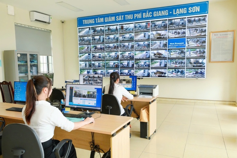Những ca trực vắt ngang giao thừa của c&ocirc;ng nh&acirc;n giao th&ocirc;ng- Ảnh 1.