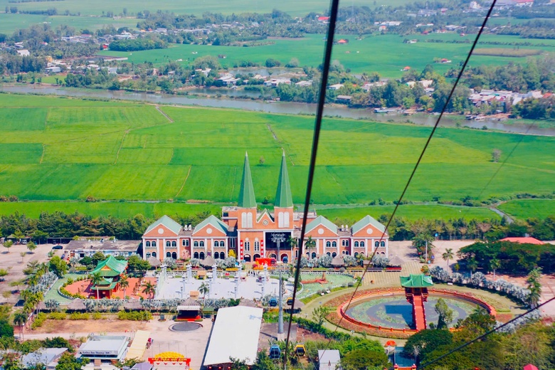 Dòng người đổ về Khu du lịch Núi Sam ngày đầu năm mới- Ảnh 3. Dòng người đổ về Khu du lịch Núi Sam ngày đầu năm mới- Ảnh 3.