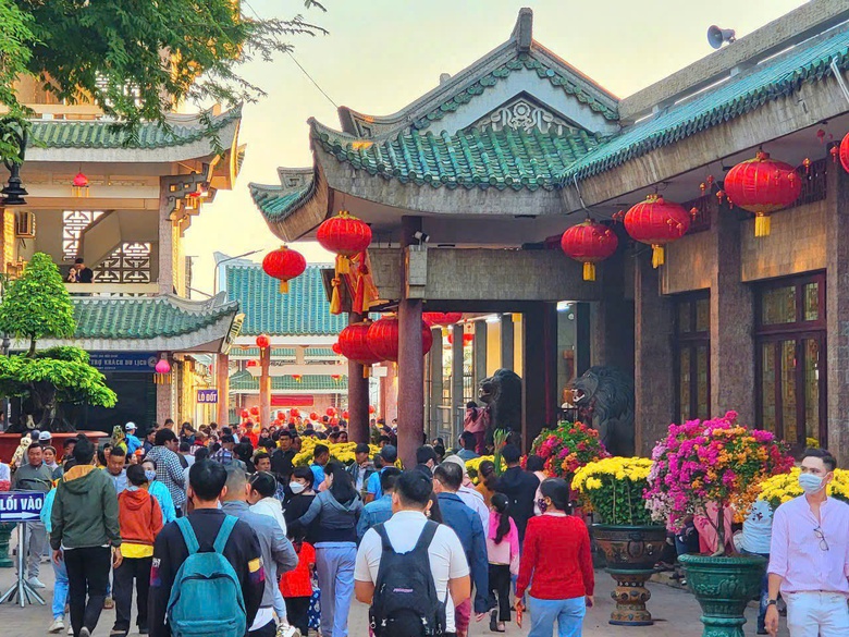 Dòng người đổ về Khu du lịch Núi Sam ngày đầu năm mới- Ảnh 1. Dòng người đổ về Khu du lịch Núi Sam ngày đầu năm mới- Ảnh 1.