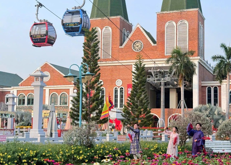 Dòng người đổ về Khu du lịch Núi Sam ngày đầu năm mới- Ảnh 4. Dòng người đổ về Khu du lịch Núi Sam ngày đầu năm mới- Ảnh 4.