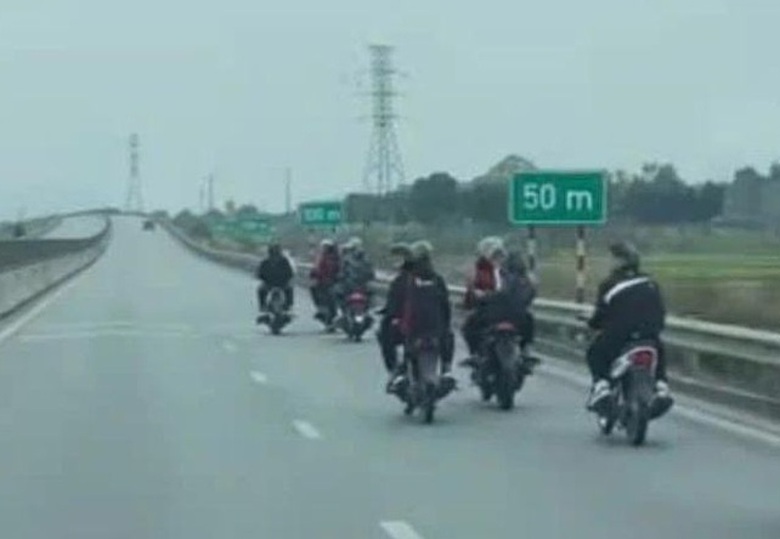 Nh&oacute;m "qu&aacute;i xế" g&acirc;y n&aacute;o loạn cao tốc Nghi Sơn - Diễn Ch&acirc;u m&ugrave;ng 1 Tết bị phạt 78 triệu đồng- Ảnh 2.