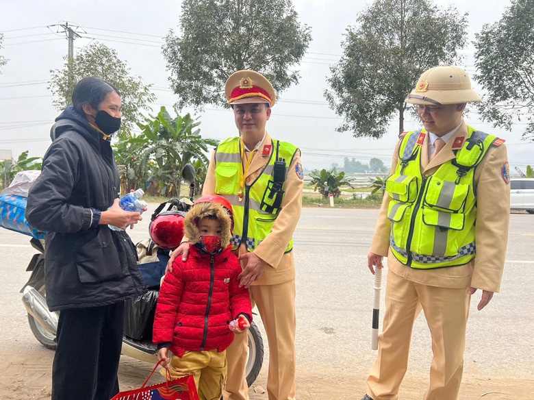 Nghệ An: Xuyên Tết đảm bảo trật tự an toàn giao thông trên các tuyến đường- Ảnh 2. Nghệ An: Xuyên Tết đảm bảo trật tự an toàn giao thông trên các tuyến đường- Ảnh 2.