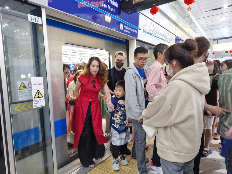 Metro số 1 đông nghẹt mùng 1 Tết, phải điều chỉnh tăng chuyến- Ảnh 10. Metro số 1 đông nghẹt mùng 1 Tết, phải điều chỉnh tăng chuyến- Ảnh 10.