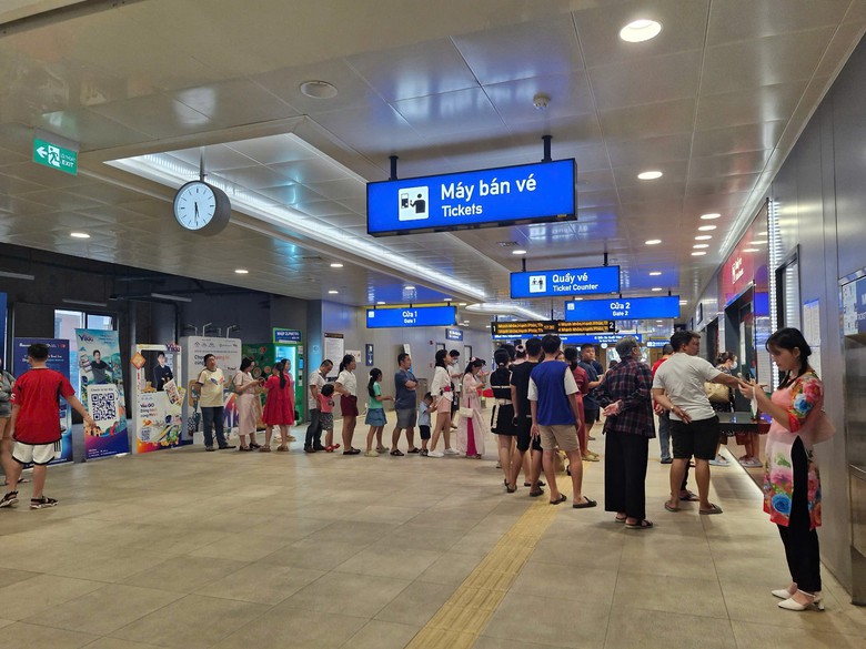 Metro số 1 đông nghẹt mùng 1 Tết, phải điều chỉnh tăng chuyến- Ảnh 6. Metro số 1 đông nghẹt mùng 1 Tết, phải điều chỉnh tăng chuyến- Ảnh 6.