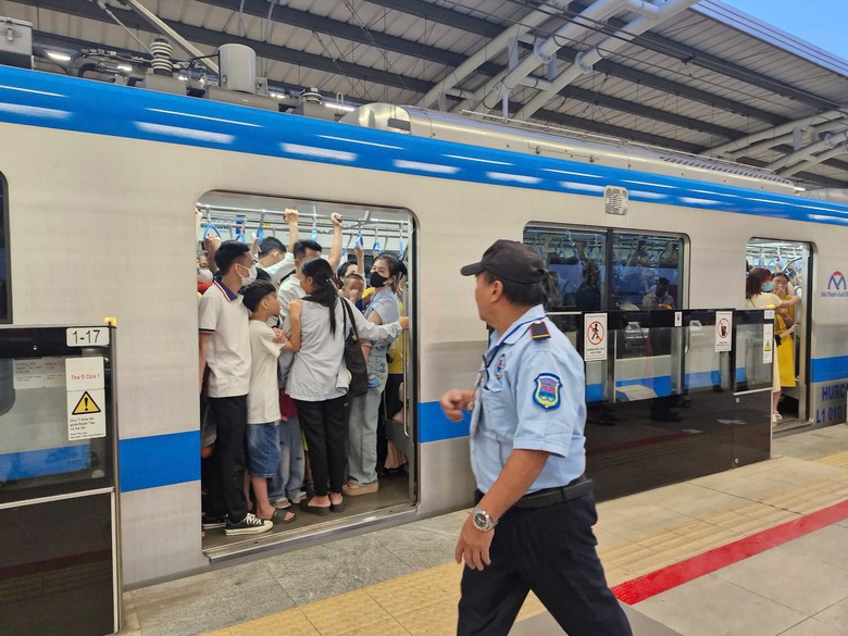 Metro số 1 đông nghẹt mùng 1 Tết, phải điều chỉnh tăng chuyến- Ảnh 7. Metro số 1 đông nghẹt mùng 1 Tết, phải điều chỉnh tăng chuyến- Ảnh 7.