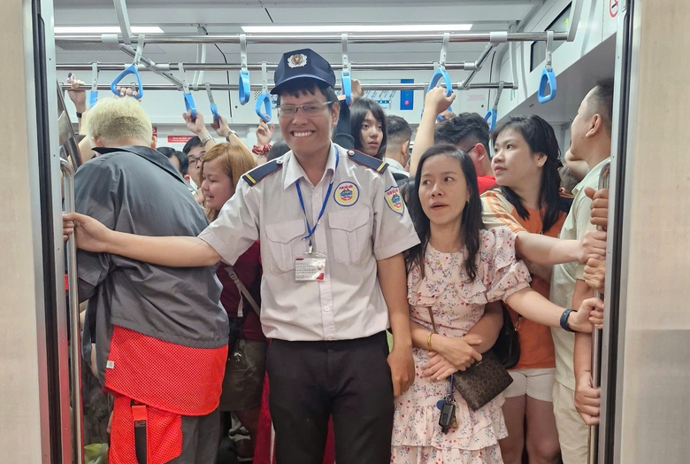 Metro số 1 đông nghẹt mùng 1 Tết, phải điều chỉnh tăng chuyến- Ảnh 9. Metro số 1 đông nghẹt mùng 1 Tết, phải điều chỉnh tăng chuyến- Ảnh 9.