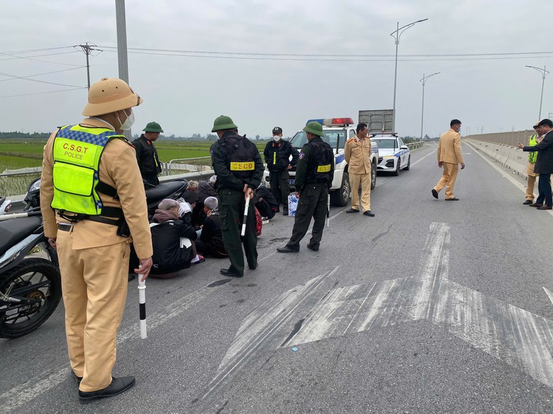 Chặn bắt nh&oacute;m thanh ni&ecirc;n đi xe m&aacute;y "đại n&aacute;o" cao tốc Nghi Sơn - Diễn Ch&acirc;u ng&agrave;y m&ugrave;ng 1 Tết- Ảnh 1.