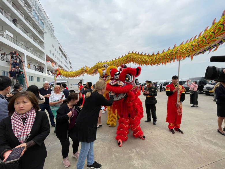 Quảng Ninh: Si&ecirc;u du thuyền đưa hơn 550 kh&aacute;ch &Acirc;u, Mỹ x&ocirc;ng đất vịnh Hạ Long- Ảnh 2.