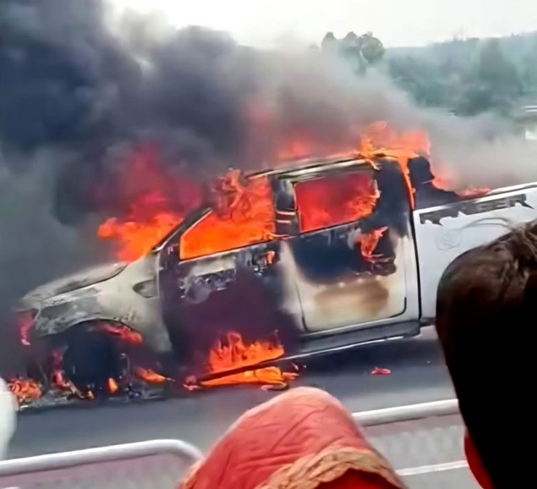 Chiếc xe bị cháy rụi trước khi lực lượng chức năng tới. Chiếc xe bị cháy rụi trước khi lực lượng chức năng tới.