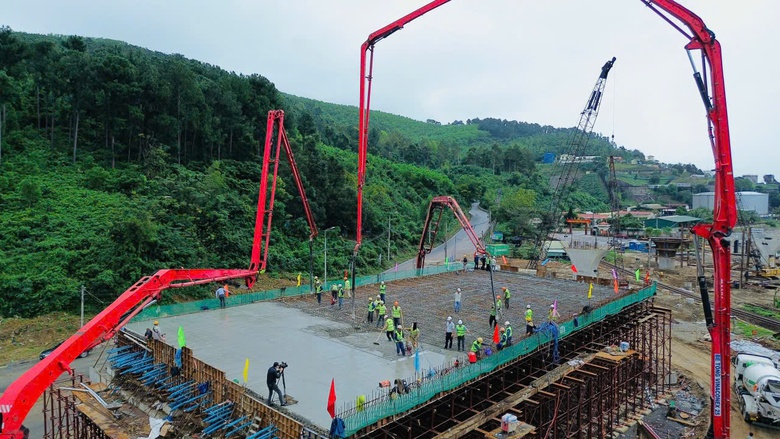 Đổ nhịp dầm bản rỗng đầu ti&ecirc;n tr&ecirc;n tuyến đường ven biển nối cảng Li&ecirc;n Chiểu- Ảnh 2.