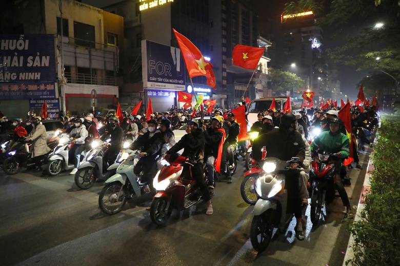 Người d&acirc;n "đi b&atilde;o" mừng tuyển Việt Nam chiến thắng, 3h s&aacute;ng vẫn ngay ngắn chờ đ&egrave;n đỏ- Ảnh 1.