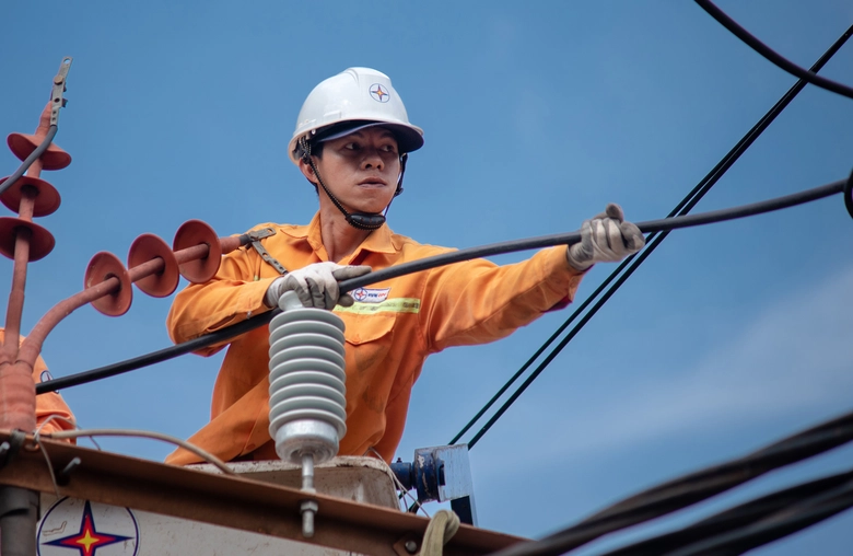 Thủ tướng: Tuyệt đối kh&ocirc;ng để dự &aacute;n năng lượng &aacute;ch tắc v&igrave; thủ tục- Ảnh 1.