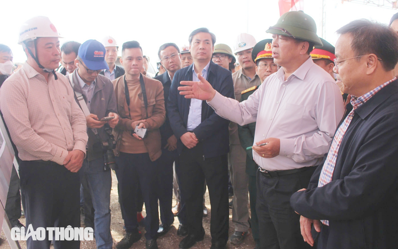 Xử l&yacute; dứt điểm mặt bằng, th&ocirc;ng xe tuyến ch&iacute;nh cao tốc qua Quảng Trị dịp 30/4