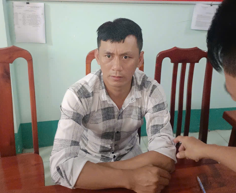 C&ocirc;ng an tạm giữ đối tượng đ&aacute;nh dập n&atilde;o người đ&agrave;n &ocirc;ng sau va quệt xe- Ảnh 1.