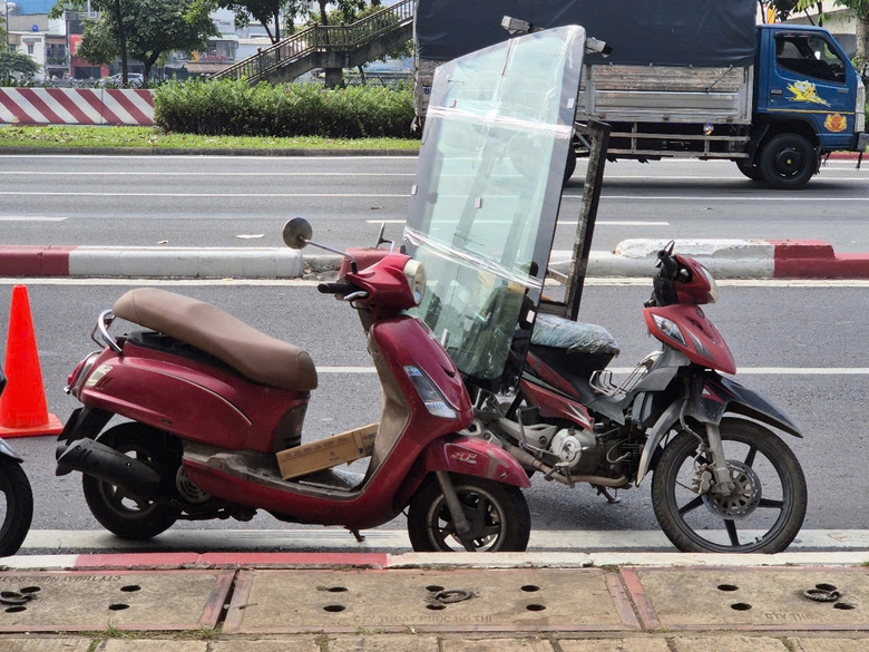 Chạy qu&aacute; tốc độ, t&agrave;i xế xe m&aacute;y thất thần khi nghe mức phạt 12,5 triệu đồng- Ảnh 2.