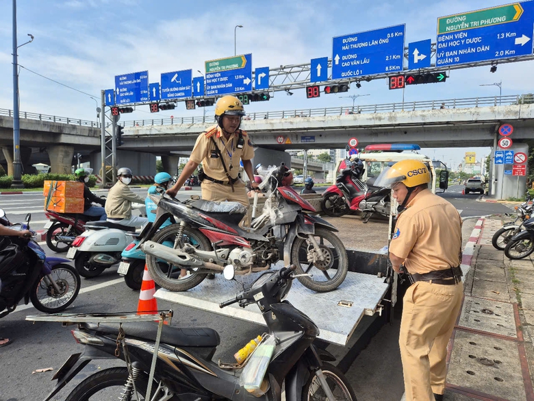 Chạy qu&aacute; tốc độ, t&agrave;i xế xe m&aacute;y thất thần khi nghe mức phạt 12,5 triệu đồng- Ảnh 5.