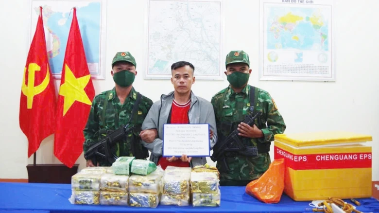 An Giang: Bắt đối tượng vận chuyển hơn 22kg ma t&uacute;y- Ảnh 1.