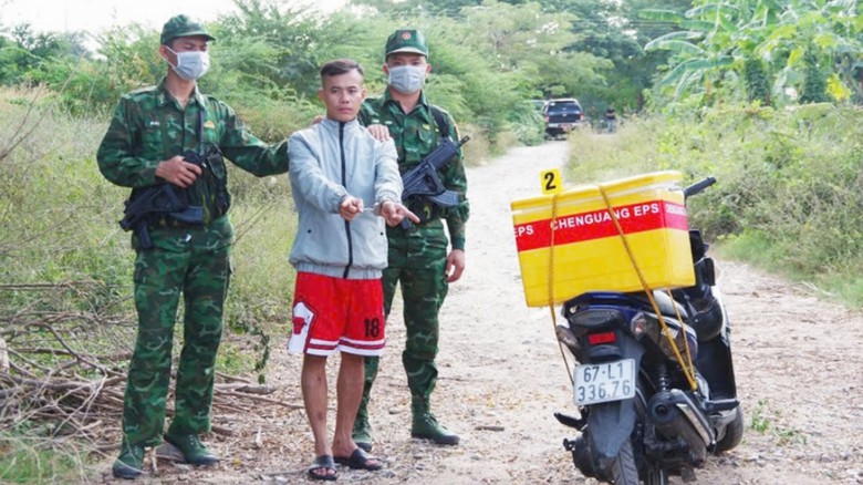 An Giang: Bắt đối tượng vận chuyển hơn 22kg ma t&uacute;y- Ảnh 2.