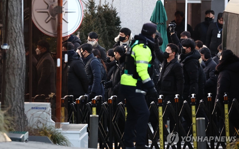 V&igrave; sao c&aacute;c điều tra vi&ecirc;n H&agrave;n Quốc phải tạm dừng bắt giữ Tổng thống Yoon Suk Yeol?