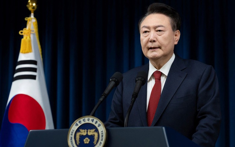 C&aacute;c nh&agrave; điều tra H&agrave;n Quốc c&oacute; mặt tại tư dinh, chuẩn bị bắt Tổng thống Yoon Suk Yeol