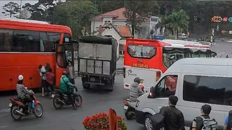 Triệu tập 2 tài xế xe tải chặn xe khách ở cửa ngõ Đà Lạt- Ảnh 2. Triệu tập 2 tài xế xe tải chặn xe khách ở cửa ngõ Đà Lạt- Ảnh 2.