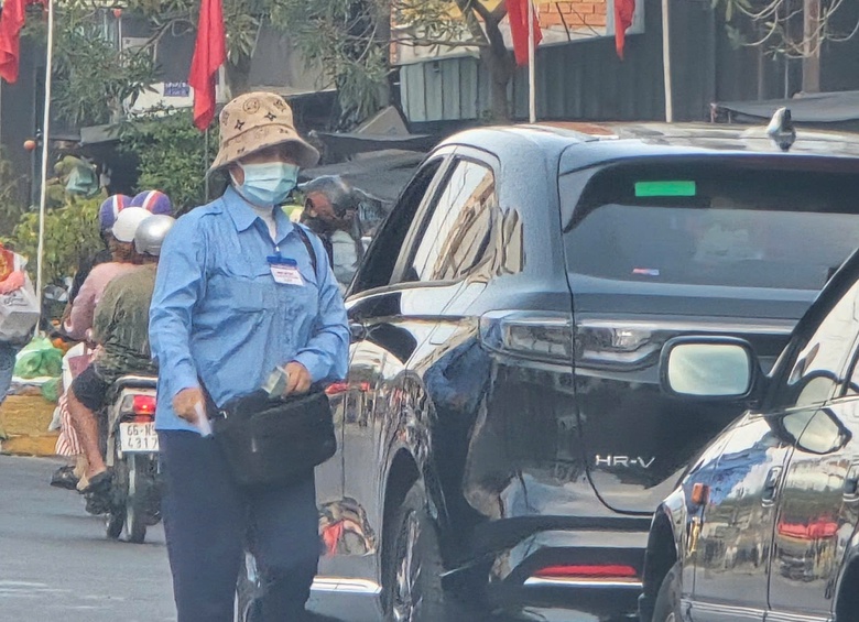 Ô tô xếp hàng dài chờ qua phà An Hòa ở An Giang sáng mùng 2 Tết- Ảnh 3. Ô tô xếp hàng dài chờ qua phà An Hòa ở An Giang sáng mùng 2 Tết- Ảnh 3.