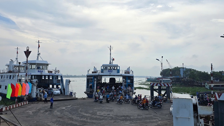 Ô tô xếp hàng dài chờ qua phà An Hòa ở An Giang sáng mùng 2 Tết- Ảnh 5. Ô tô xếp hàng dài chờ qua phà An Hòa ở An Giang sáng mùng 2 Tết- Ảnh 5.
