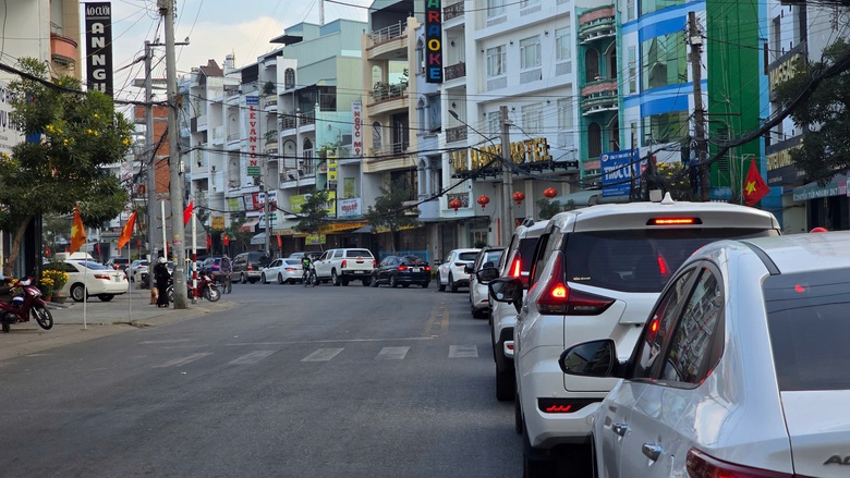 Ô tô xếp hàng dài chờ qua phà An Hòa ở An Giang sáng mùng 2 Tết- Ảnh 1. Ô tô xếp hàng dài chờ qua phà An Hòa ở An Giang sáng mùng 2 Tết- Ảnh 1.