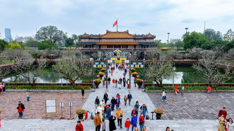 Hoàng cung Huế nhộn nhịp khách tham quan ngày mùng 2 tết Ất Tỵ- Ảnh 1. Hoàng cung Huế nhộn nhịp khách tham quan ngày mùng 2 tết Ất Tỵ- Ảnh 1.