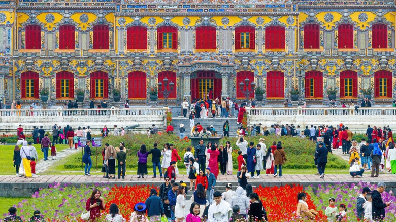 Hoàng cung Huế nhộn nhịp khách tham quan ngày mùng 2 tết Ất Tỵ- Ảnh 3. Hoàng cung Huế nhộn nhịp khách tham quan ngày mùng 2 tết Ất Tỵ- Ảnh 3.